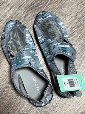 Reel Legends men's water shoes/ size 9